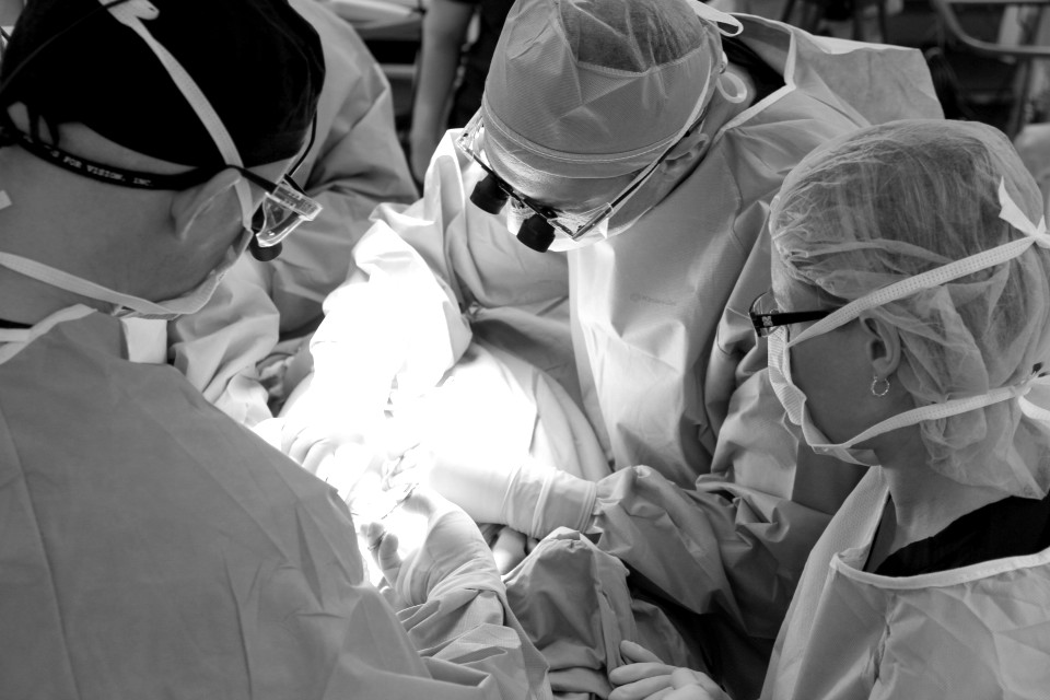 healthcare-photography-by-deep-dive-content-live-surgery